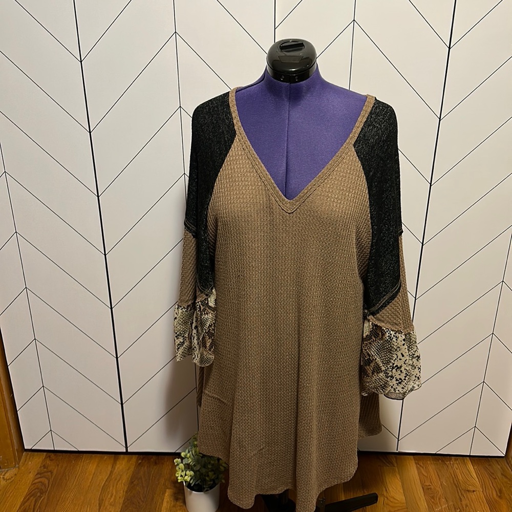 Hummingbird Women’s Large Waffle Knit Brown Snake Print Bell Sleeve Midi Dress